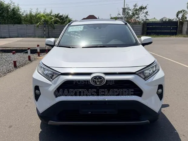 Toyota RAV4 XLE FWD 2020 White · Photo 1