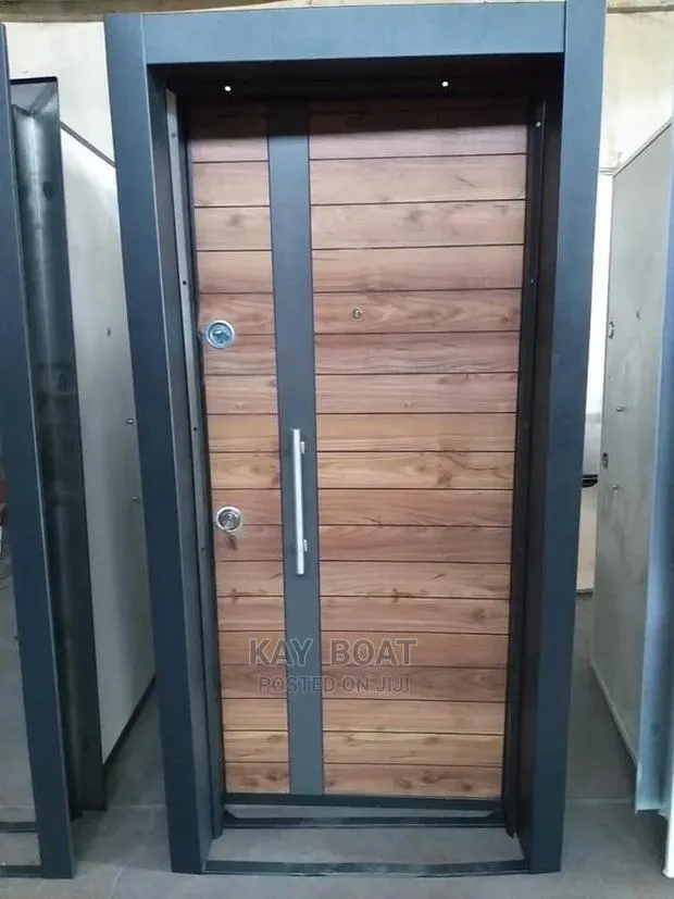 Heavy Brown Door With Accessories · Photo 1