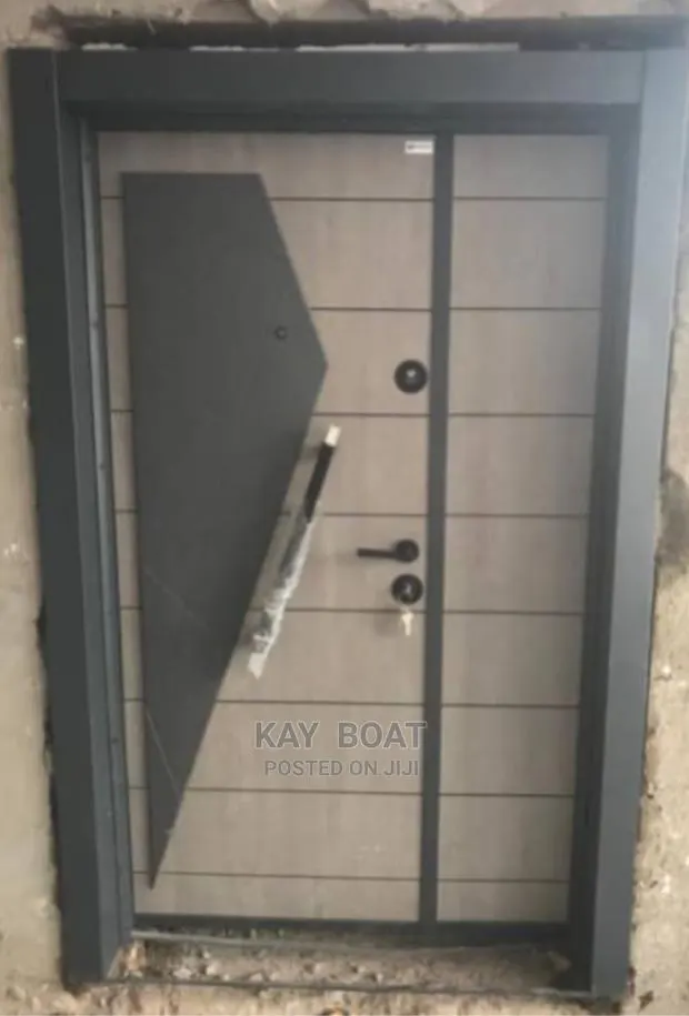 One and Half Door With All Accessories · Photo 1