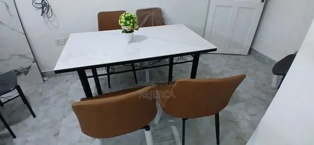 Durable Dinning Table With Chairs · Photo 1