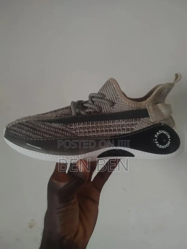 Fashion Yeezys Sneakers · Photo 1