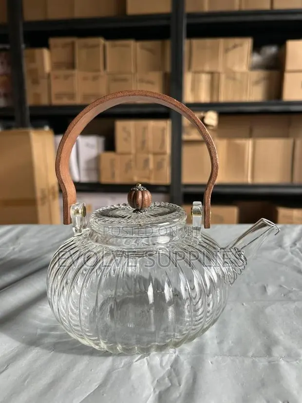 900ml Kettle With Wooden Handle · Photo 1