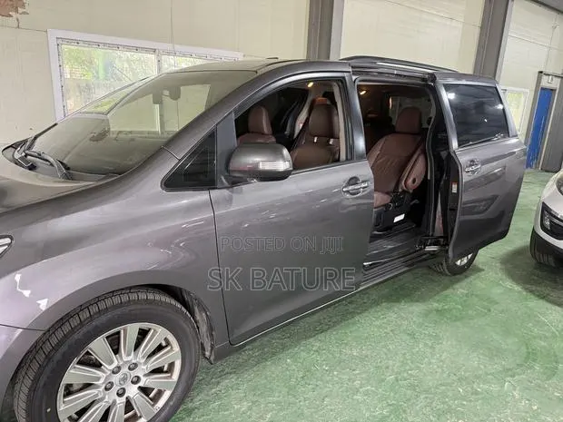 Toyota Sienna Limited AWD (3.5L 6cyl 8A) 2018 Brown · Photo 1