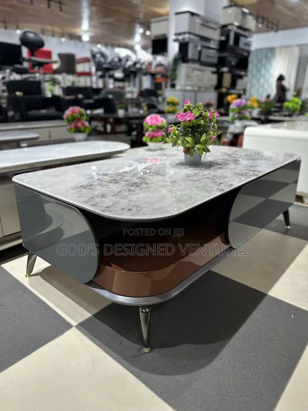 Modern and Well Designed Marble Center Table · Photo 1