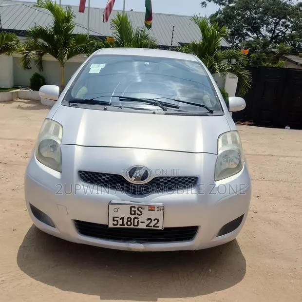 Toyota Vitz 2010 Silver · Photo 1