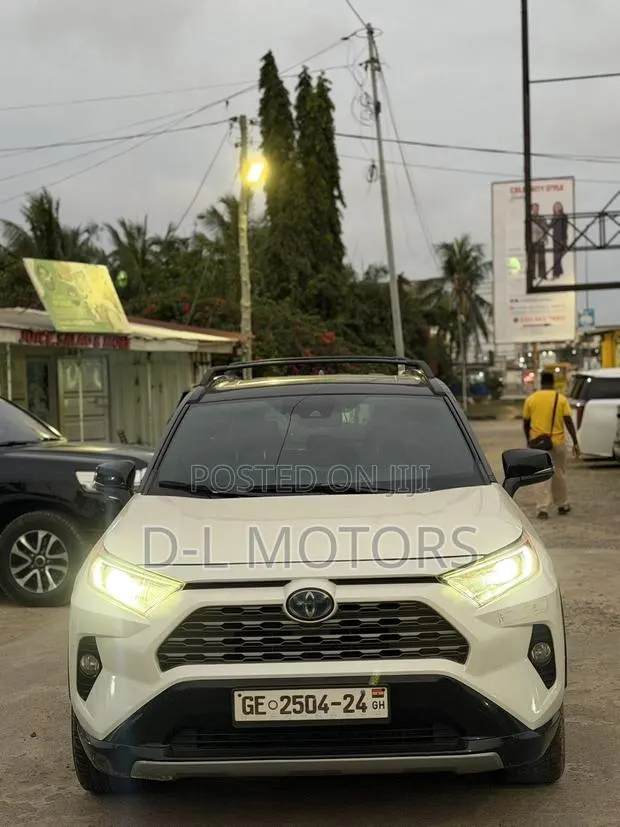 Toyota RAV4 XSE 2019 White · Photo 1