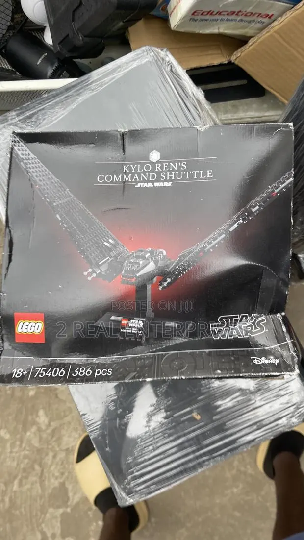 LEGO Star Wars Kylo Ren's Command Shuttle (Set Number 75406) · Photo 1