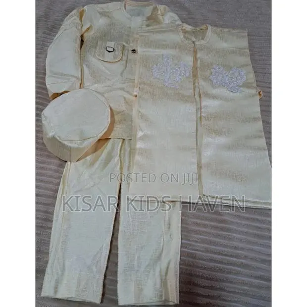 Neatly Used Boys Clothing Set 4pcs 4 Years · Photo 1