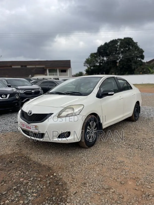 Toyota Belta 2010 White · Photo 1