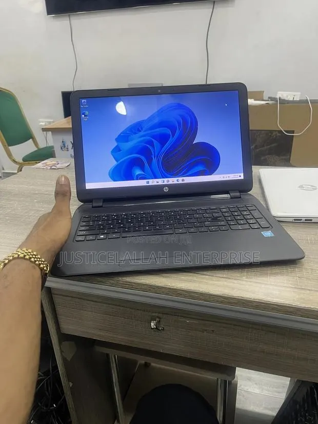 Laptop HP 4GB Intel HDD 1T · Photo 1