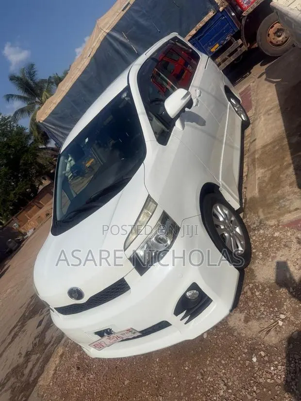 Toyota Voxy 2011 White · Photo 1