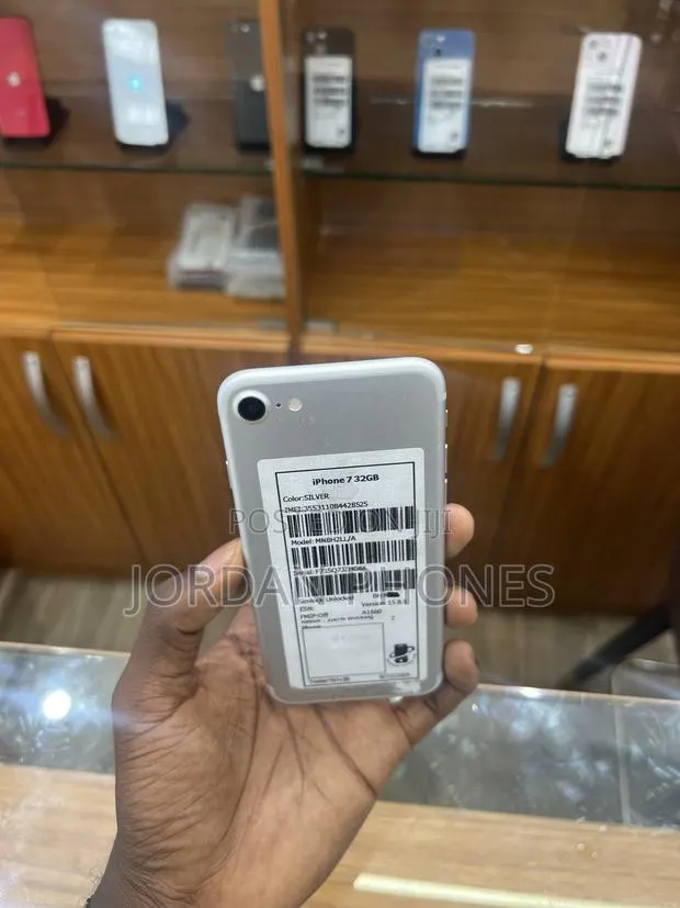 Apple iPhone 7 32 GB Silver · Photo 1