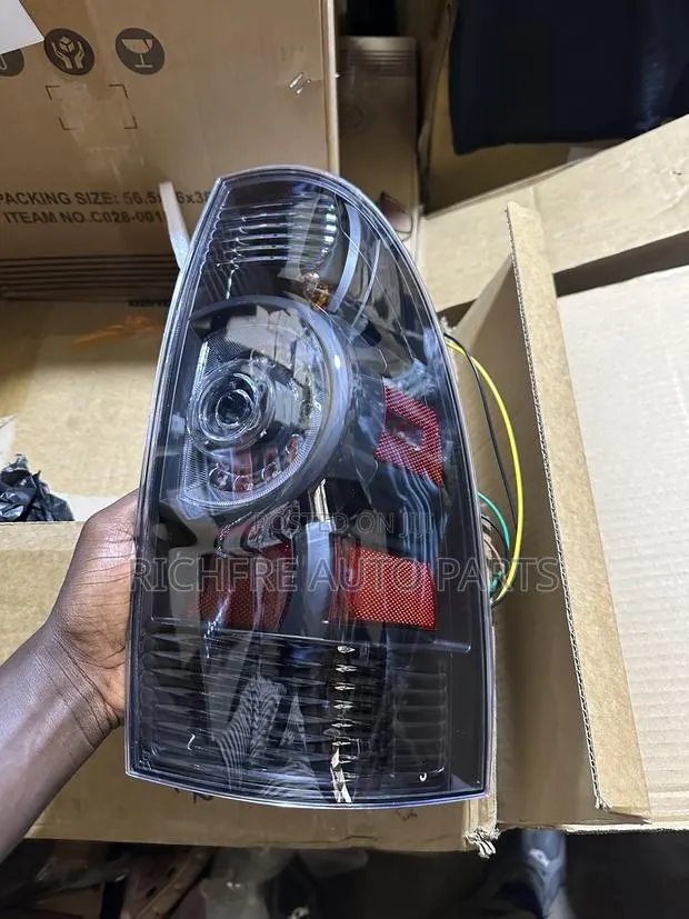 Toyota Tacoma 2012 Taillight LED DARK · Photo 1