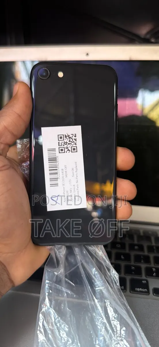 Apple iPhone SE (2020) 64 GB Red · Photo 1