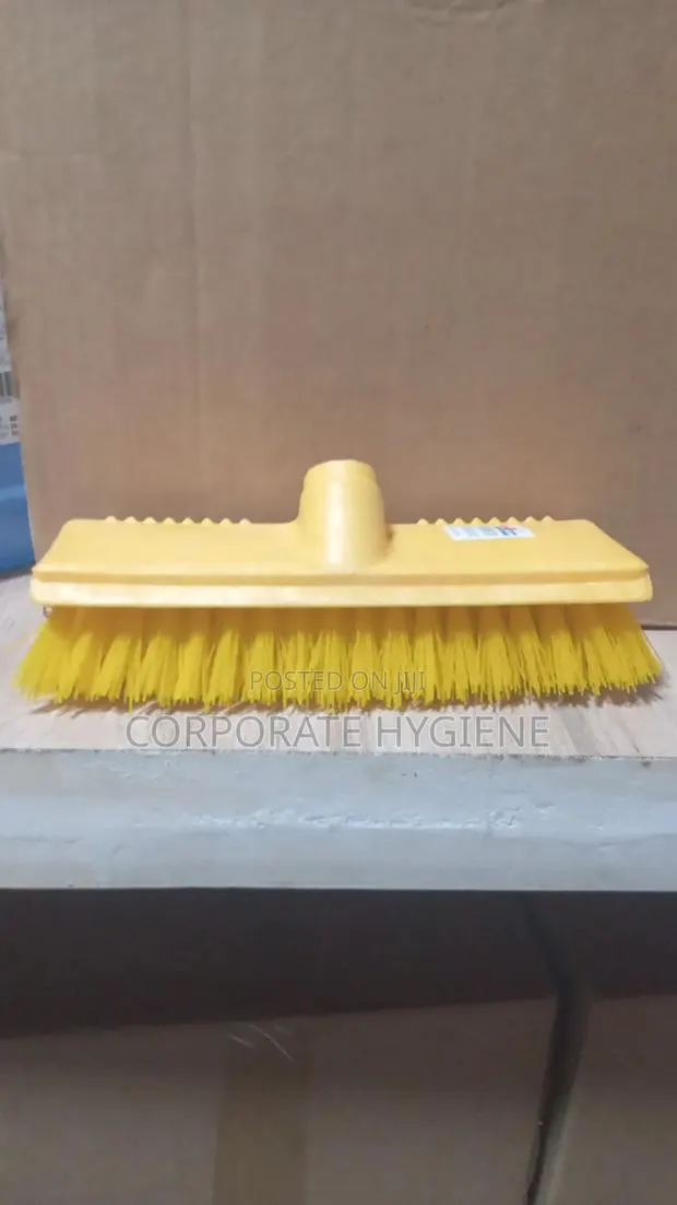 Scrubbing Brush With Long Handle · Photo 1