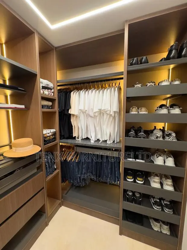 Wardrobe (Built-In) With Led Lighting · Photo 1