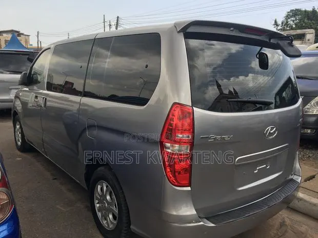 Hyundai Starex 2010 Grey · Photo 1