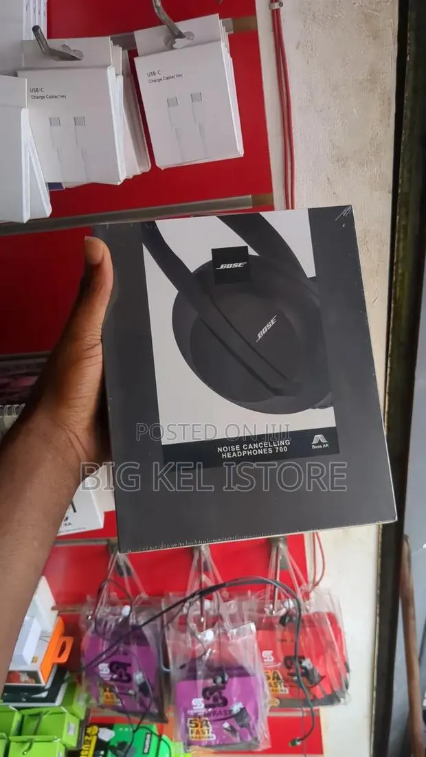 Bose Noise-Cancelling Headphones 700 · Photo 1