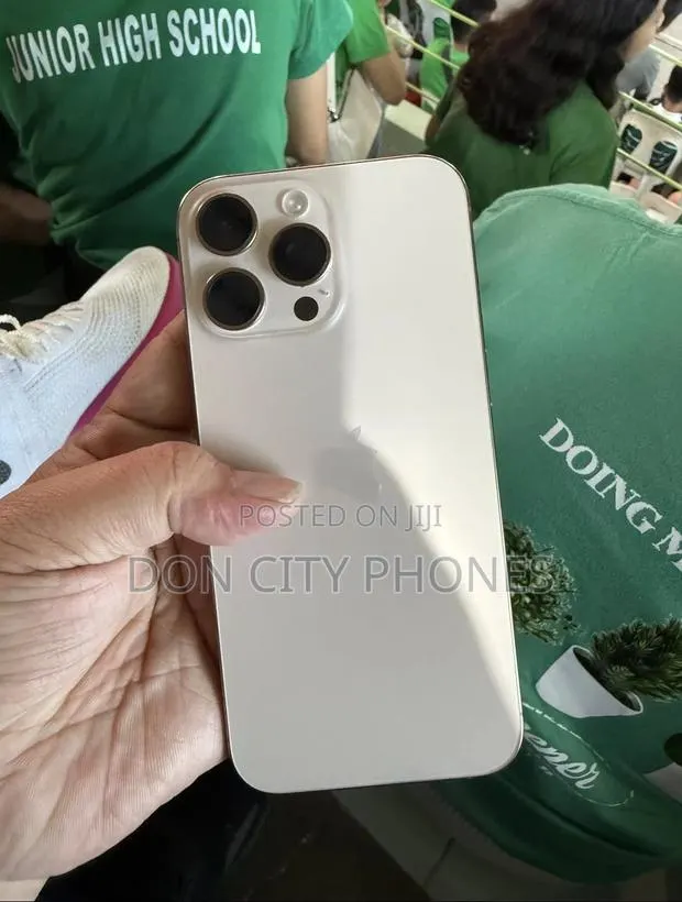 Apple iPhone 16 Pro Max 256 GB Silver · Photo 1