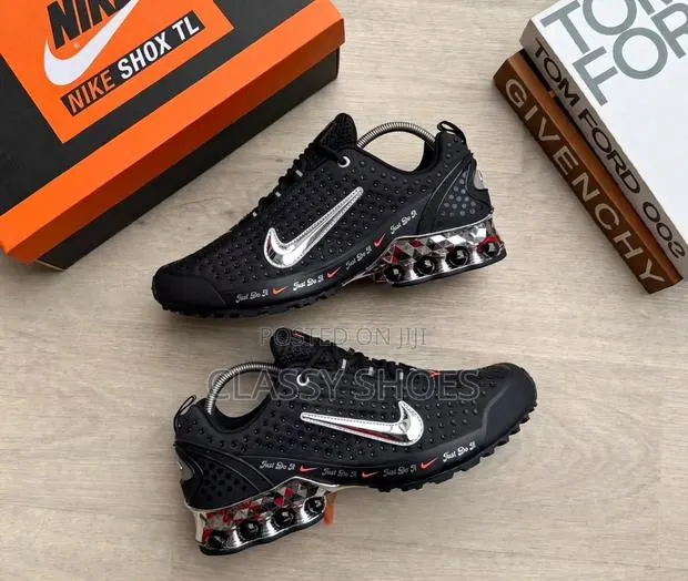 Nike Noctor Black and Silver · Photo 1
