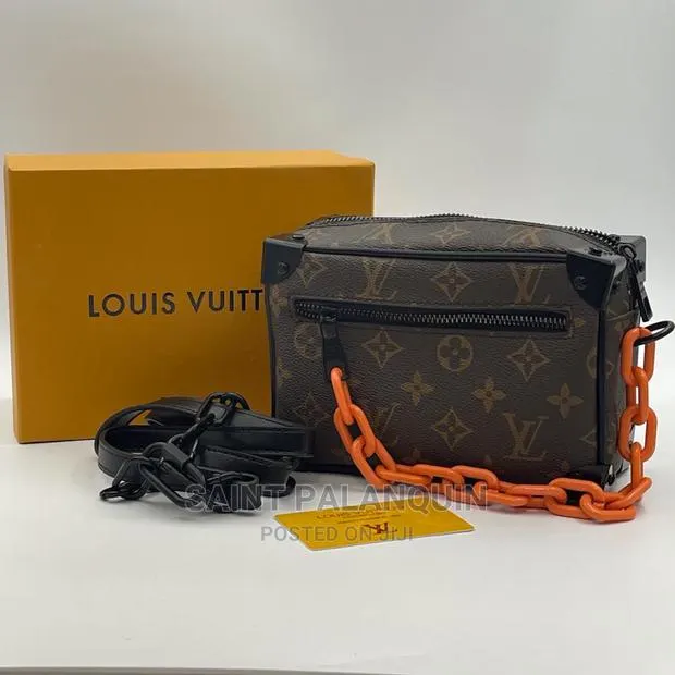 Vuitton Shoulder Bag · Photo 1