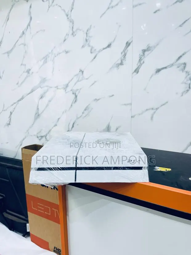 PS4 Standard Limited Edition Very Neat With All Accessories and 7games · Photo 1