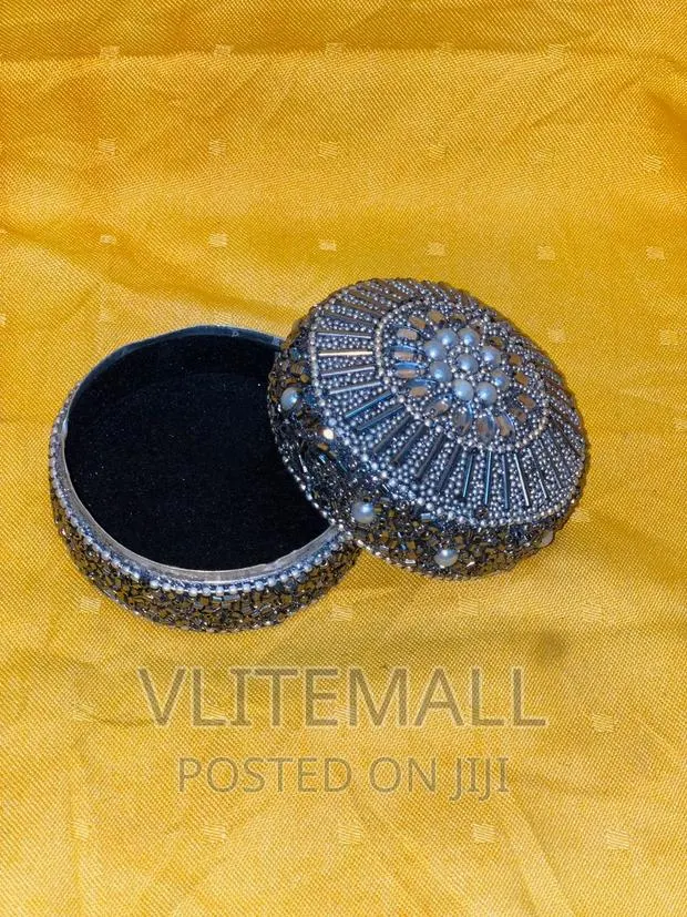 Round-Shaped Storage Jewelry Box · Photo 1