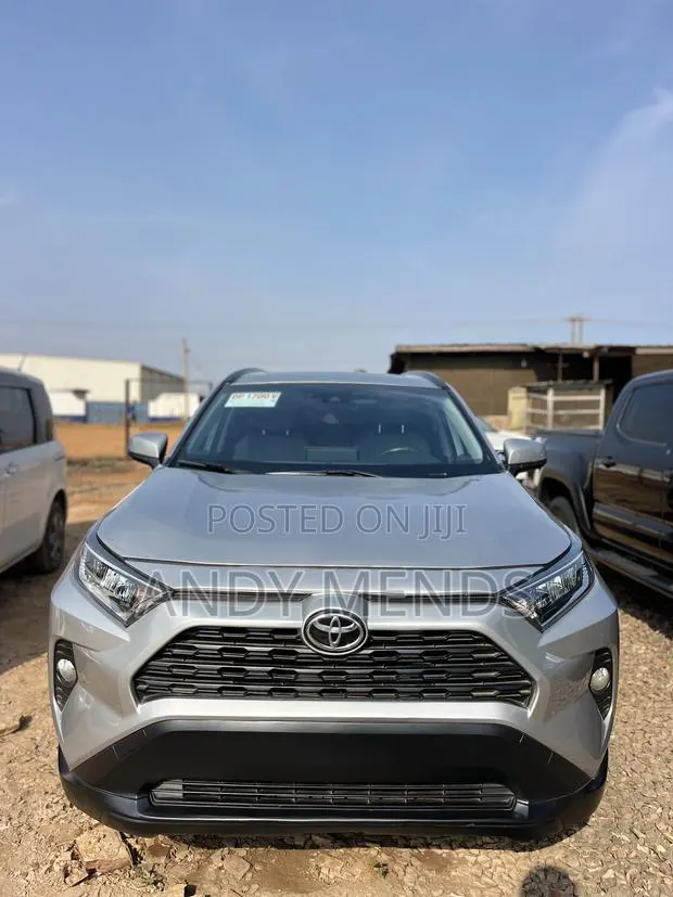 Toyota RAV4 XLE Premium FWD 2020 Silver · Photo 1