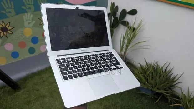 Laptop Apple MacBook Air 8GB Intel Core i5 SSD 128GB · Photo 1