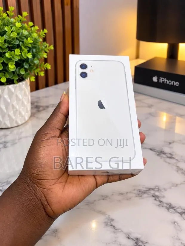 New Apple iPhone 11 64 GB White · Photo 1