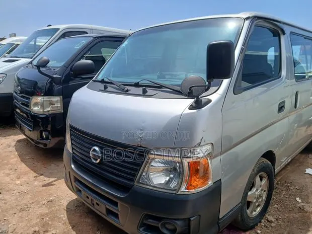 Nissan Caravan (Urvan) 2010 Silver · Photo 1