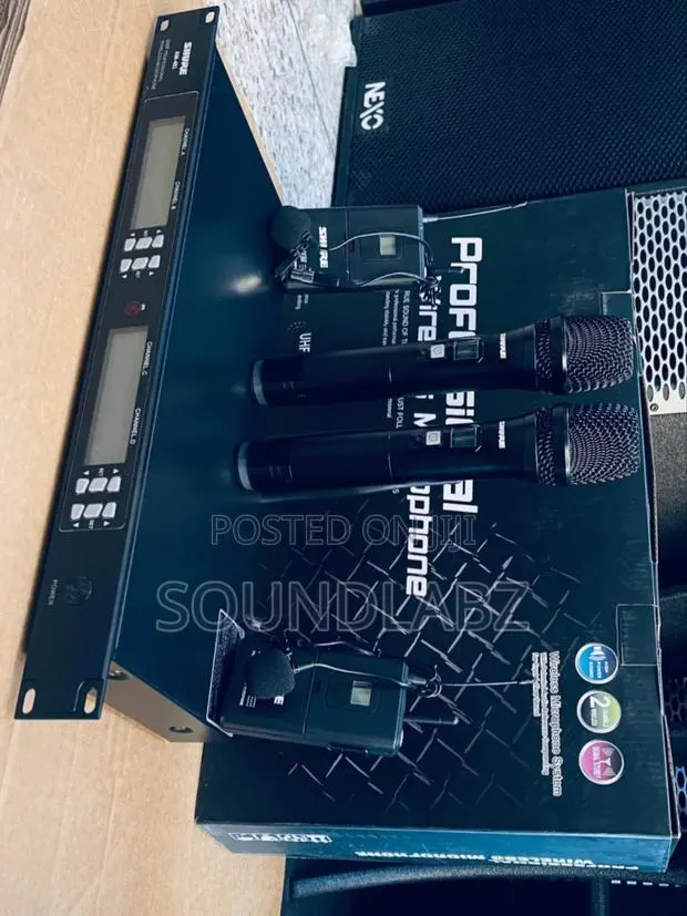 Shure Am-401 2hand 2lapel Wireless Microphone System. · Photo 1