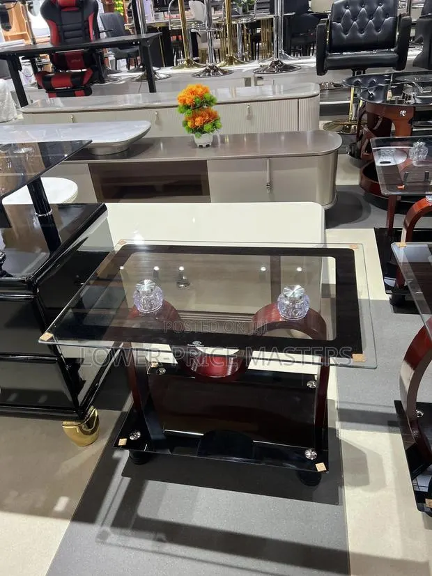 Medium Glass Center Table · Photo 1