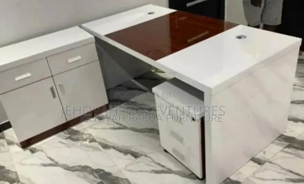 Desk Executive Table Available for Sale · Photo 1