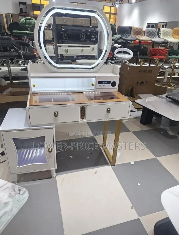 Electric Dressing Mirror With Bluetooth and Led Light · Photo 1