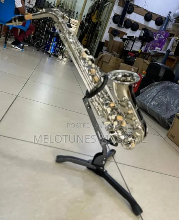 Titanic/Yamaha Professional Tenor Saxophone and Stand · Photo 1