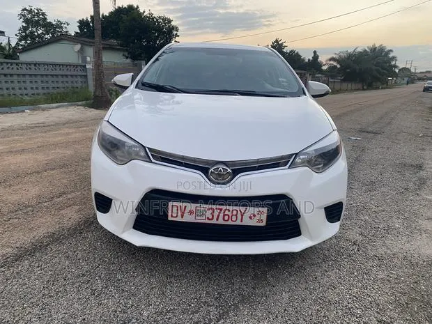 Toyota Corolla S 4dr Sedan (1.8L 4cyl CVT) 2015 White · Photo 1