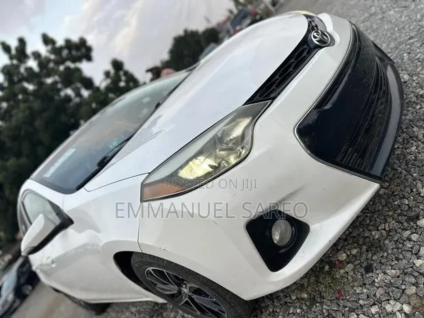 Toyota Corolla S 4dr Sedan (1.8L 4cyl CVT) 2015 White · Photo 1