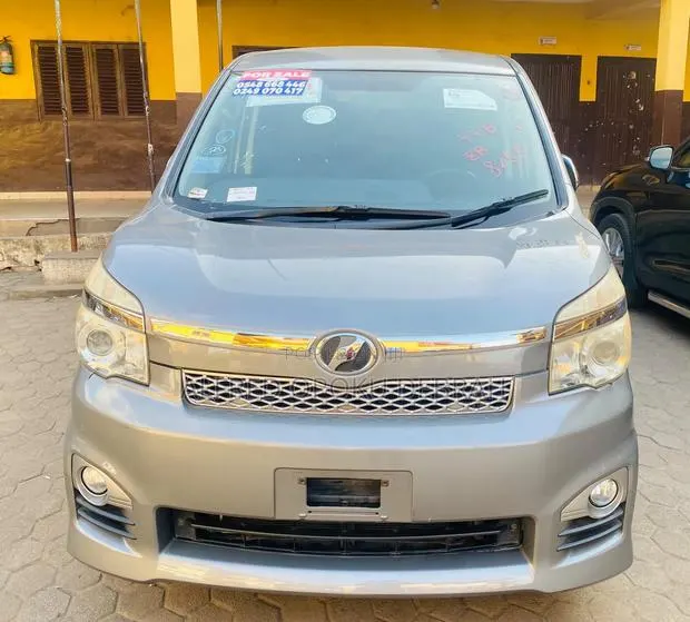 Toyota Voxy 2013 Silver · Photo 1