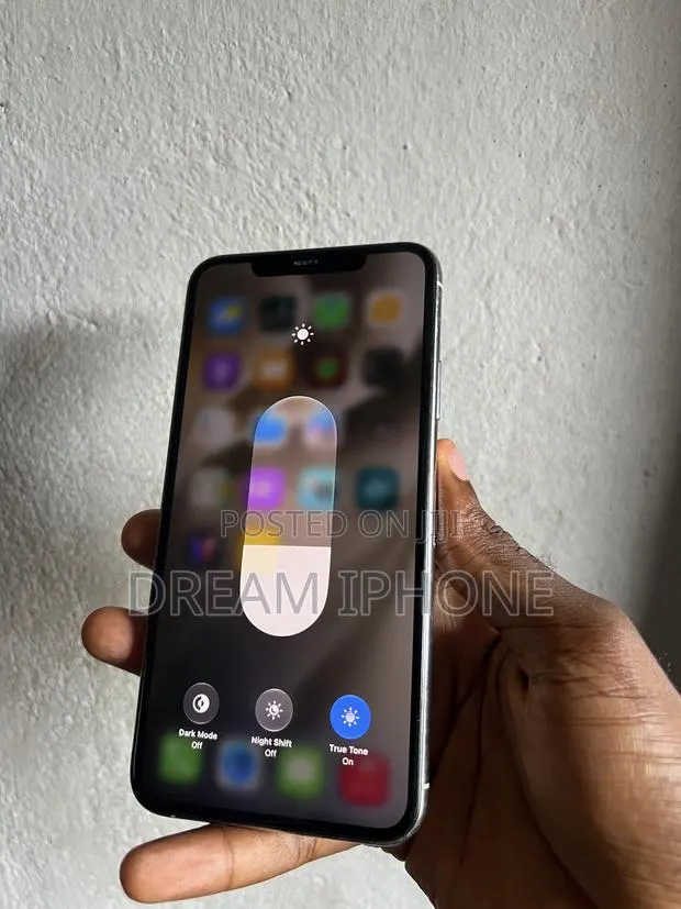 Apple iPhone 11 Pro Max 64 GB White · Photo 1