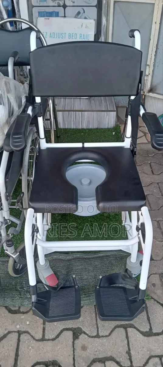 Commode Chair on Wheels(American Type) · Photo 1