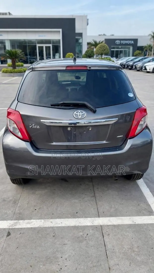 Toyota Vitz 1.3 AWD 3dr 2014 Gray · Photo 1