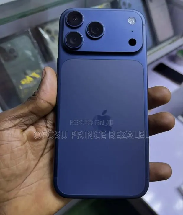 Apple iPhone 17 Pro Max 256 GB Blue · Photo 1