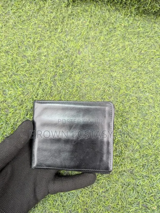 Two Toned Black and Red Wallet (Uk Used) · Photo 1