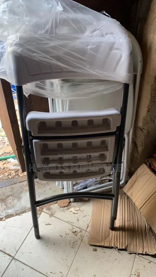 White Foldable Chair · Photo 1