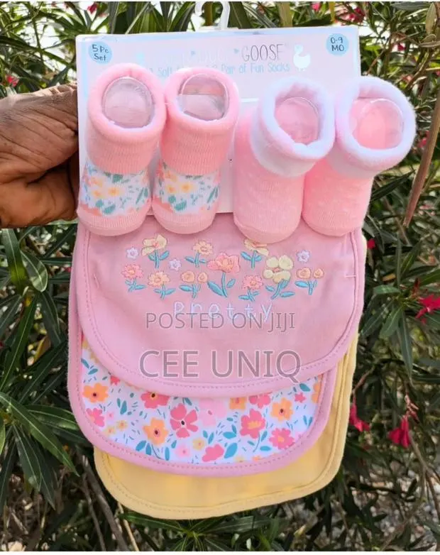 Baby Bibs Plus Socks · Photo 1