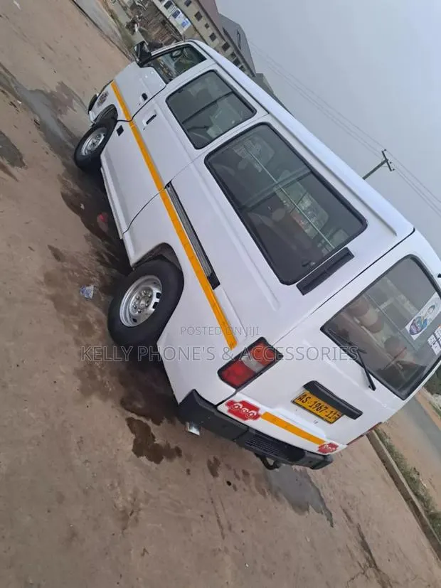 Nissan Caravan (Urvan) 2005 White · Photo 1