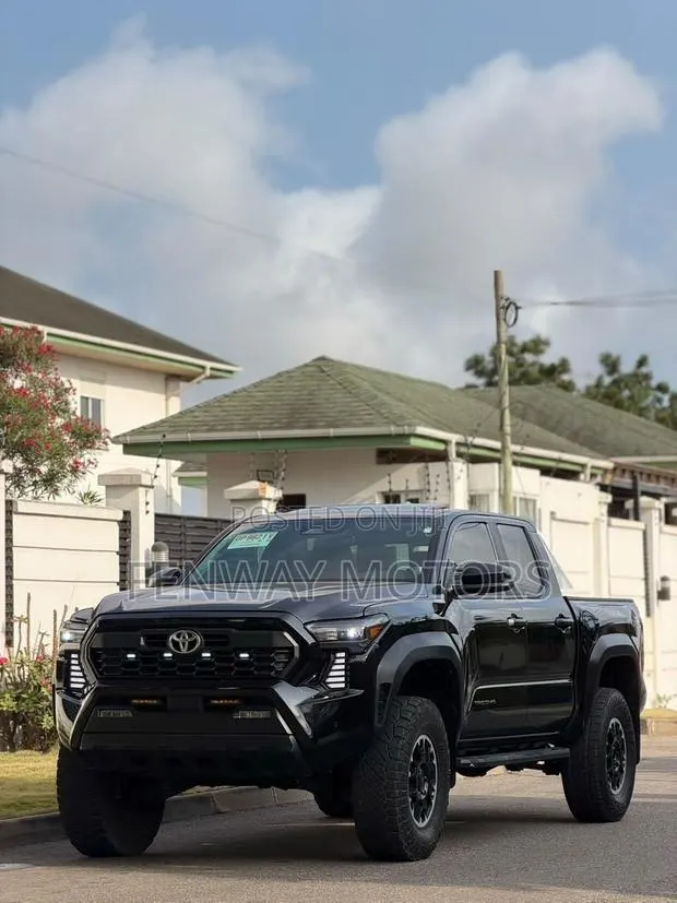 Toyota Tacoma SR5 Double Cab 6' Bed AT 2024 Black · Photo 1
