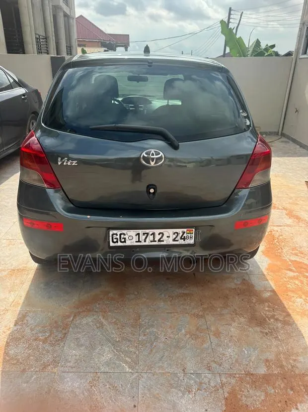 Toyota Vitz 2010 Gray · Photo 1