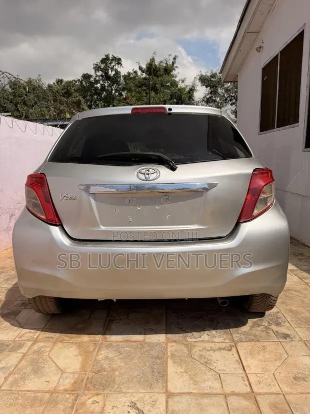 Toyota Vitz 1.3 FWD 5dr 2012 Silver · Photo 1